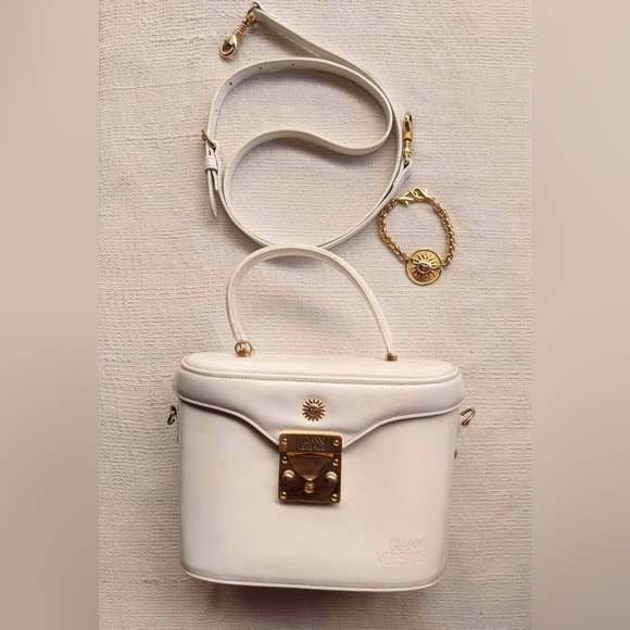 👜 VERSACE BEAUTIFUL VANITY BAG 👜💯 authenticb -  PRICE FIRM ✌️ - Picture 4 of 13